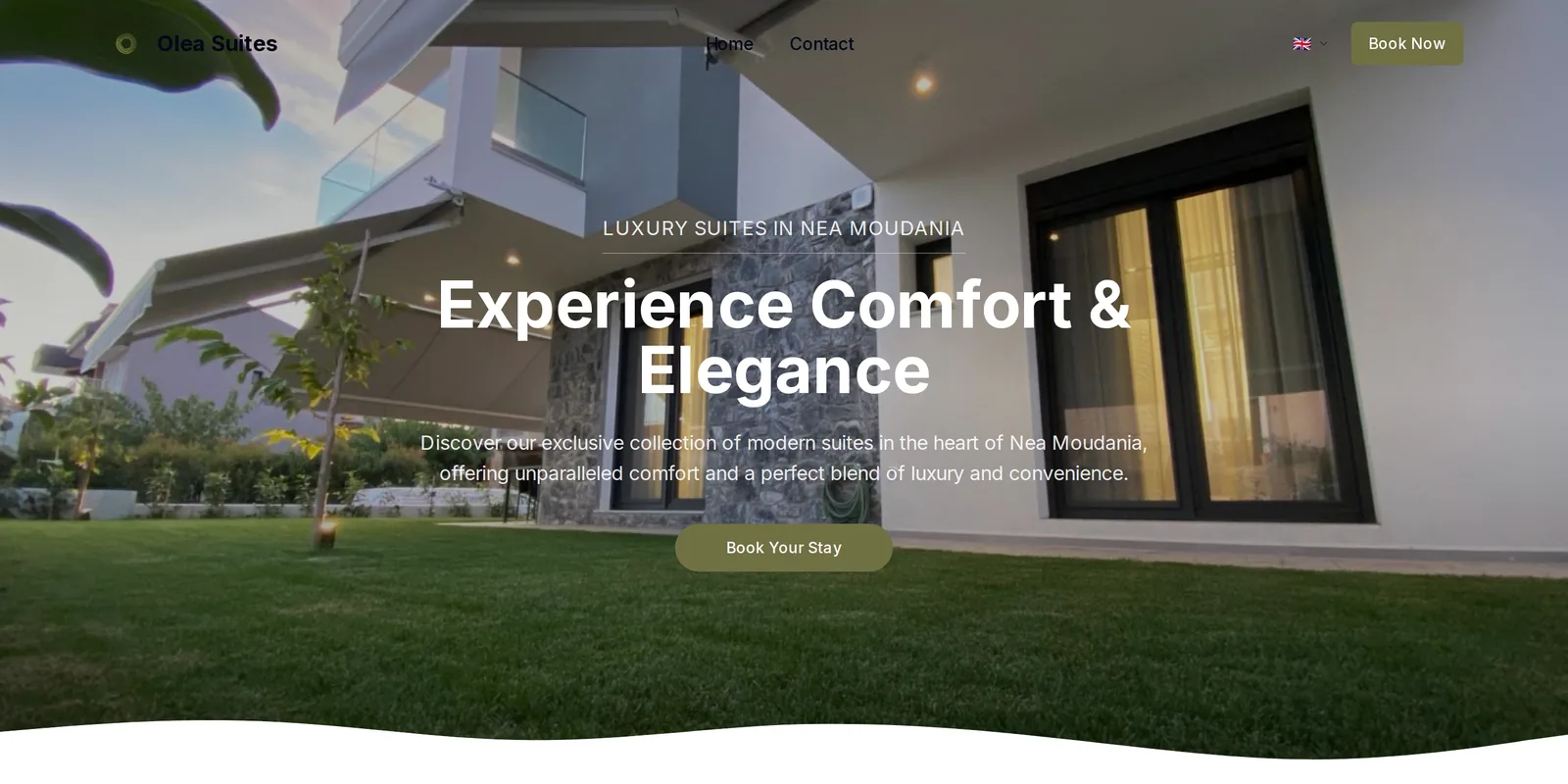 Η αρχική σελίδα του Olea Suites στα αγγλικά: εξωτερική λήψη σουίτας το σούρουπο με τον τίτλο Experience Comfort & Elegance και κουμπί κράτησης.